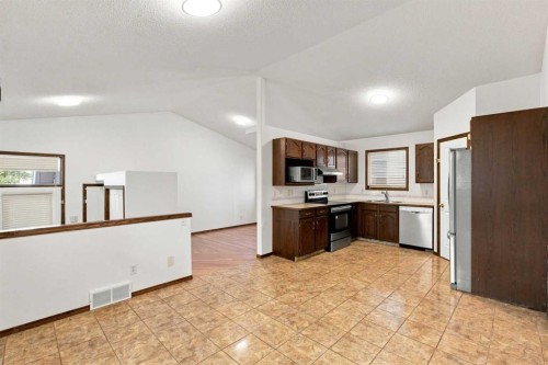 279 Coral Springs Circle Ne, Calgary, AB - Indoor Photo Showing Kitchen