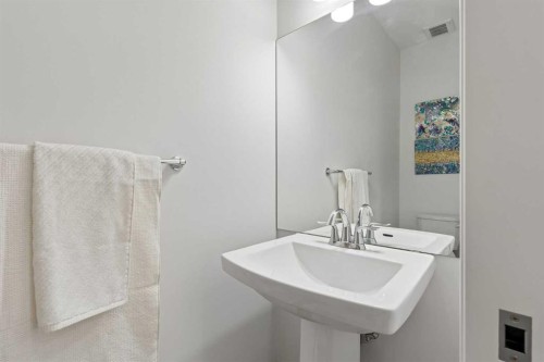 159 Belmont Terrace Sw, Calgary, AB - Indoor Photo Showing Bathroom