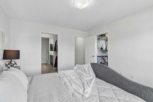 159 Belmont Terrace Sw, Calgary, AB - Indoor Photo Showing Bedroom