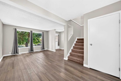 96 Erin Woods Boulevard Se, Calgary, AB - Indoor