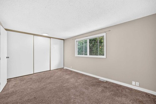 96 Erin Woods Boulevard Se, Calgary, AB - Indoor Photo Showing Other Room