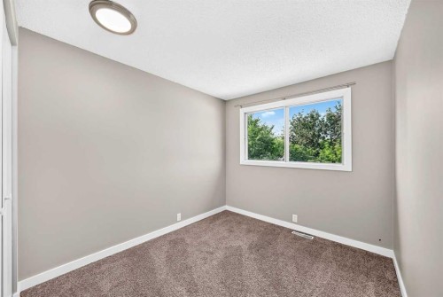 96 Erin Woods Boulevard Se, Calgary, AB - Indoor Photo Showing Other Room
