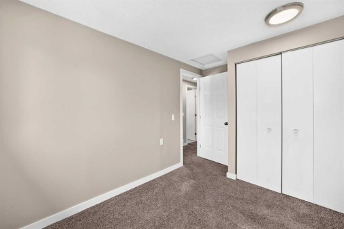 96 Erin Woods Boulevard Se, Calgary, AB - Indoor Photo Showing Other Room
