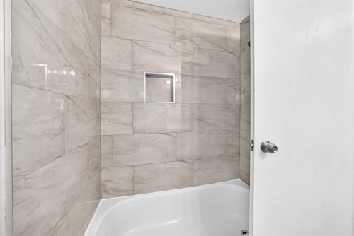 96 Erin Woods Boulevard Se, Calgary, AB - Indoor Photo Showing Bathroom