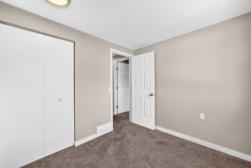 96 Erin Woods Boulevard Se, Calgary, AB - Indoor Photo Showing Other Room