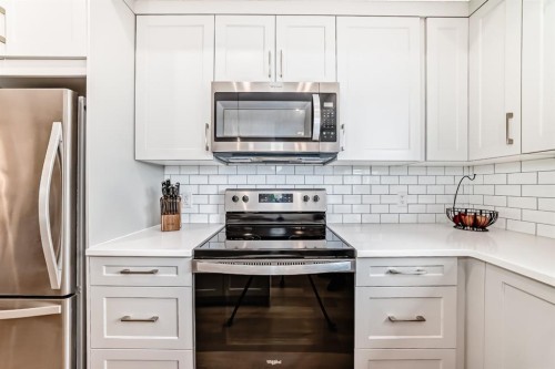 109-525 River Heights Drive, Cochrane, AB - Indoor Photo Showing Kitchen With Upgraded Kitchen