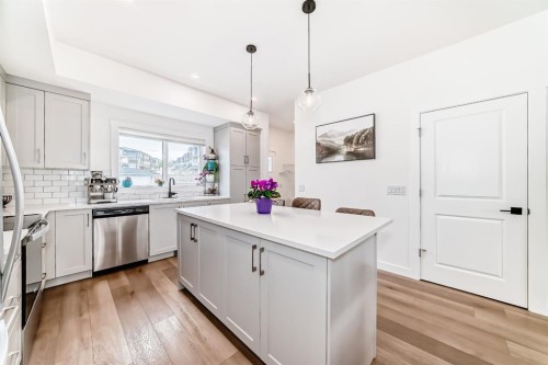 109-525 River Heights Drive, Cochrane, AB - Indoor Photo Showing Kitchen With Upgraded Kitchen
