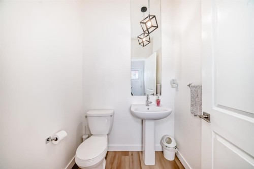 109-525 River Heights Drive, Cochrane, AB - Indoor Photo Showing Bathroom