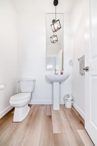 109-525 River Heights Drive, Cochrane, AB - Indoor Photo Showing Bathroom