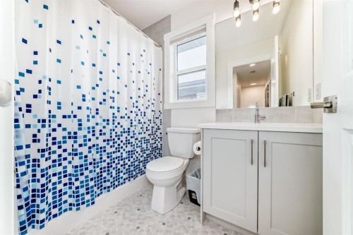 109-525 River Heights Drive, Cochrane, AB - Indoor Photo Showing Bathroom