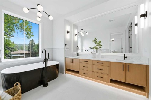 2714 3 Avenue Nw, Calgary, AB - Indoor Photo Showing Bathroom