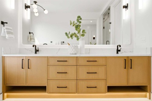 2714 3 Avenue Nw, Calgary, AB - Indoor Photo Showing Bathroom