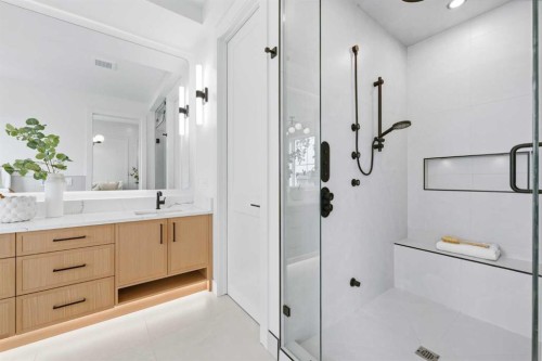 2714 3 Avenue Nw, Calgary, AB - Indoor Photo Showing Bathroom