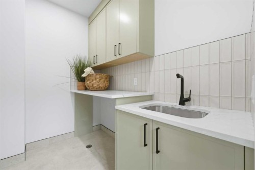 2714 3 Avenue Nw, Calgary, AB - Indoor Photo Showing Kitchen