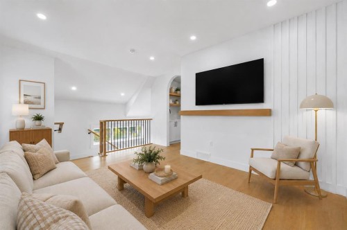 2714 3 Avenue Nw, Calgary, AB - Indoor Photo Showing Living Room
