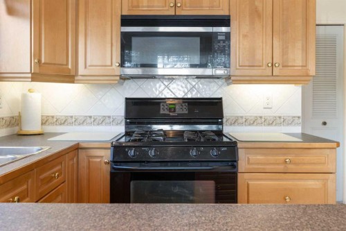 243 Radcliffe Place Se, Calgary, AB - Indoor Photo Showing Kitchen