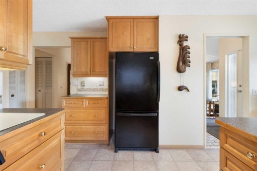 243 Radcliffe Place Se, Calgary, AB - Indoor Photo Showing Kitchen