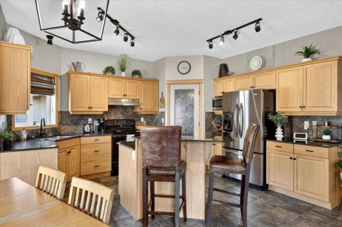 1418 Kings Heights Boulevard Se, Airdrie, AB - Indoor Photo Showing Kitchen