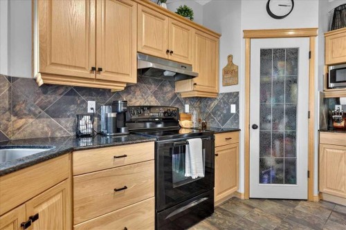 1418 Kings Heights Boulevard Se, Airdrie, AB - Indoor Photo Showing Kitchen