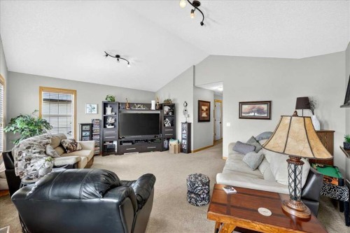 1418 Kings Heights Boulevard Se, Airdrie, AB - Indoor Photo Showing Living Room