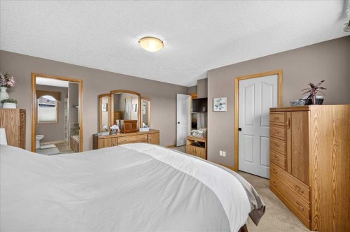 1418 Kings Heights Boulevard Se, Airdrie, AB - Indoor Photo Showing Bedroom