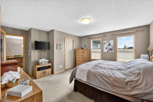 1418 Kings Heights Boulevard Se, Airdrie, AB - Indoor Photo Showing Bedroom