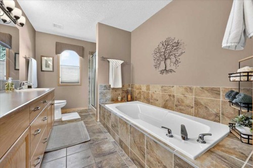 1418 Kings Heights Boulevard Se, Airdrie, AB - Indoor Photo Showing Bathroom