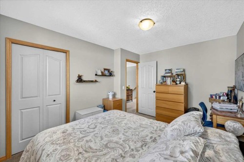 1418 Kings Heights Boulevard Se, Airdrie, AB - Indoor Photo Showing Bedroom