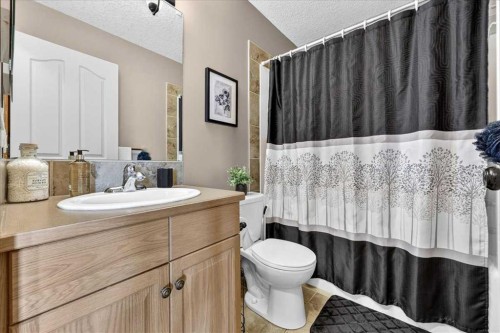1418 Kings Heights Boulevard Se, Airdrie, AB - Indoor Photo Showing Bathroom