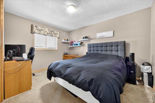 1418 Kings Heights Boulevard Se, Airdrie, AB - Indoor Photo Showing Bedroom