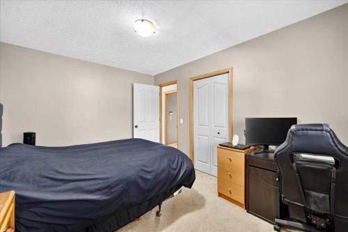 1418 Kings Heights Boulevard Se, Airdrie, AB - Indoor Photo Showing Bedroom