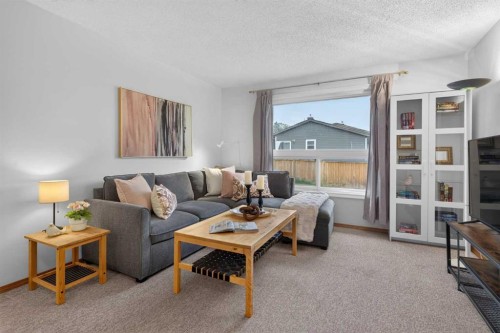 179 Pinecliff Close Ne, Calgary, AB - Indoor Photo Showing Living Room