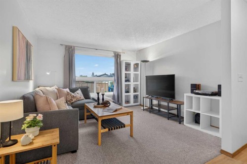 179 Pinecliff Close Ne, Calgary, AB - Indoor Photo Showing Living Room