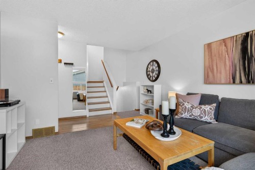 179 Pinecliff Close Ne, Calgary, AB - Indoor Photo Showing Living Room