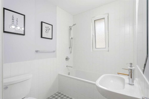 439 13 Avenue Ne, Calgary, AB - Indoor Photo Showing Bathroom