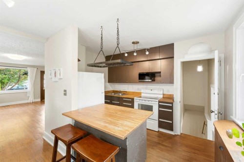 439 13 Avenue Ne, Calgary, AB - Indoor Photo Showing Kitchen