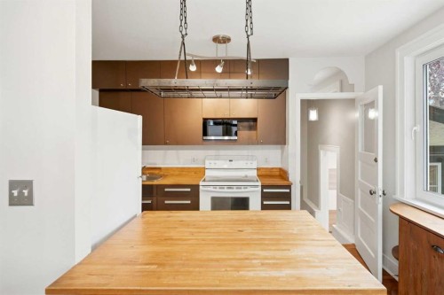 439 13 Avenue Ne, Calgary, AB - Indoor Photo Showing Kitchen