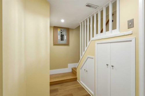 439 13 Avenue Ne, Calgary, AB - Indoor Photo Showing Other Room