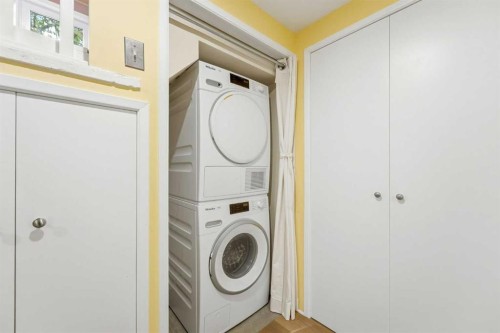439 13 Avenue Ne, Calgary, AB - Indoor Photo Showing Laundry Room