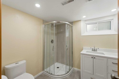 439 13 Avenue Ne, Calgary, AB - Indoor Photo Showing Bathroom
