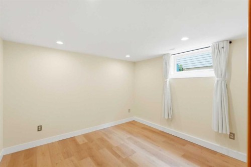 439 13 Avenue Ne, Calgary, AB - Indoor Photo Showing Other Room