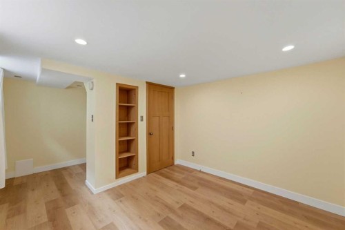439 13 Avenue Ne, Calgary, AB - Indoor Photo Showing Other Room