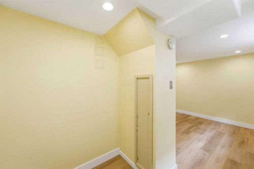 439 13 Avenue Ne, Calgary, AB - Indoor Photo Showing Other Room