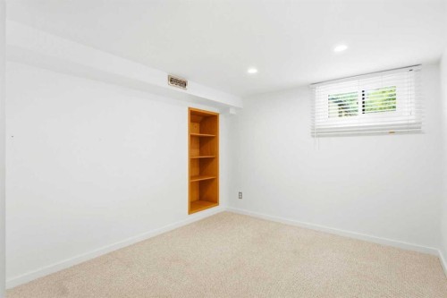 439 13 Avenue Ne, Calgary, AB - Indoor Photo Showing Other Room