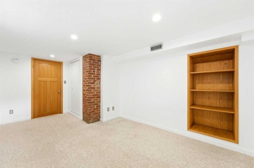 439 13 Avenue Ne, Calgary, AB - Indoor Photo Showing Other Room