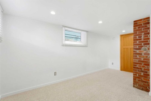 439 13 Avenue Ne, Calgary, AB - Indoor Photo Showing Other Room