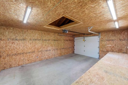 439 13 Avenue Ne, Calgary, AB - Indoor Photo Showing Garage