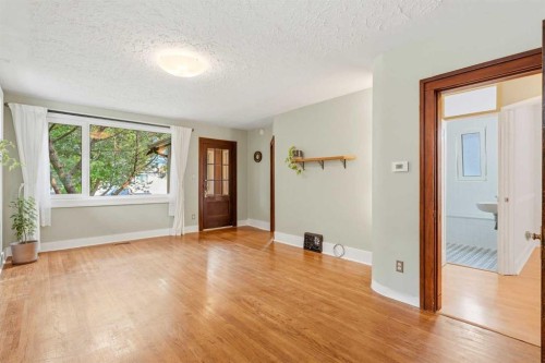 439 13 Avenue Ne, Calgary, AB - Indoor Photo Showing Other Room
