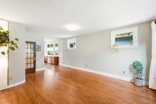 439 13 Avenue Ne, Calgary, AB - Indoor