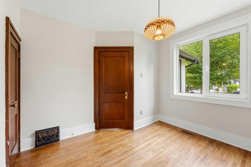 439 13 Avenue Ne, Calgary, AB - Indoor Photo Showing Other Room